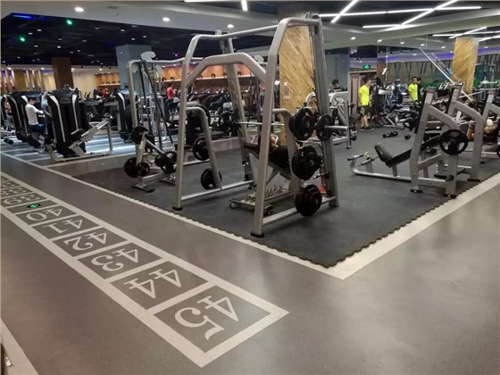 阿姆斯壯健身房地板