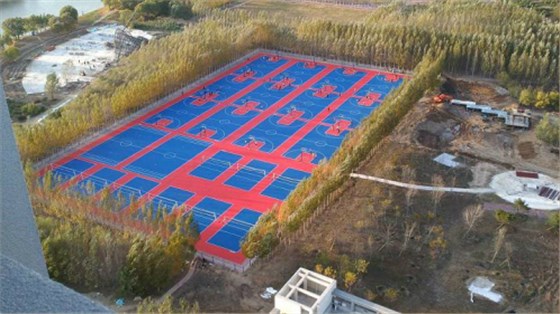 室外籃球場