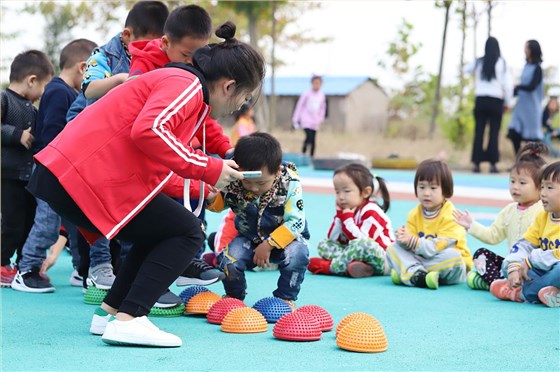 星潤幼教定制地板