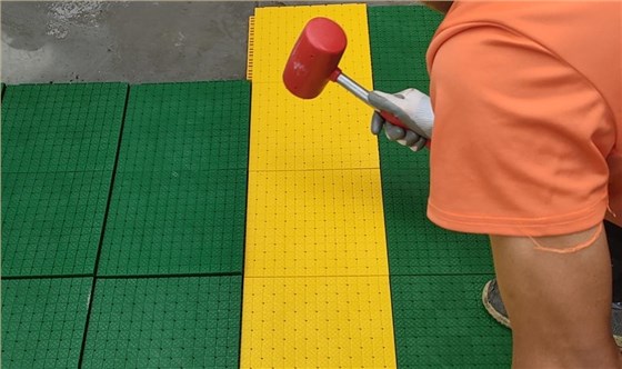 懸浮拼裝地板鋪裝