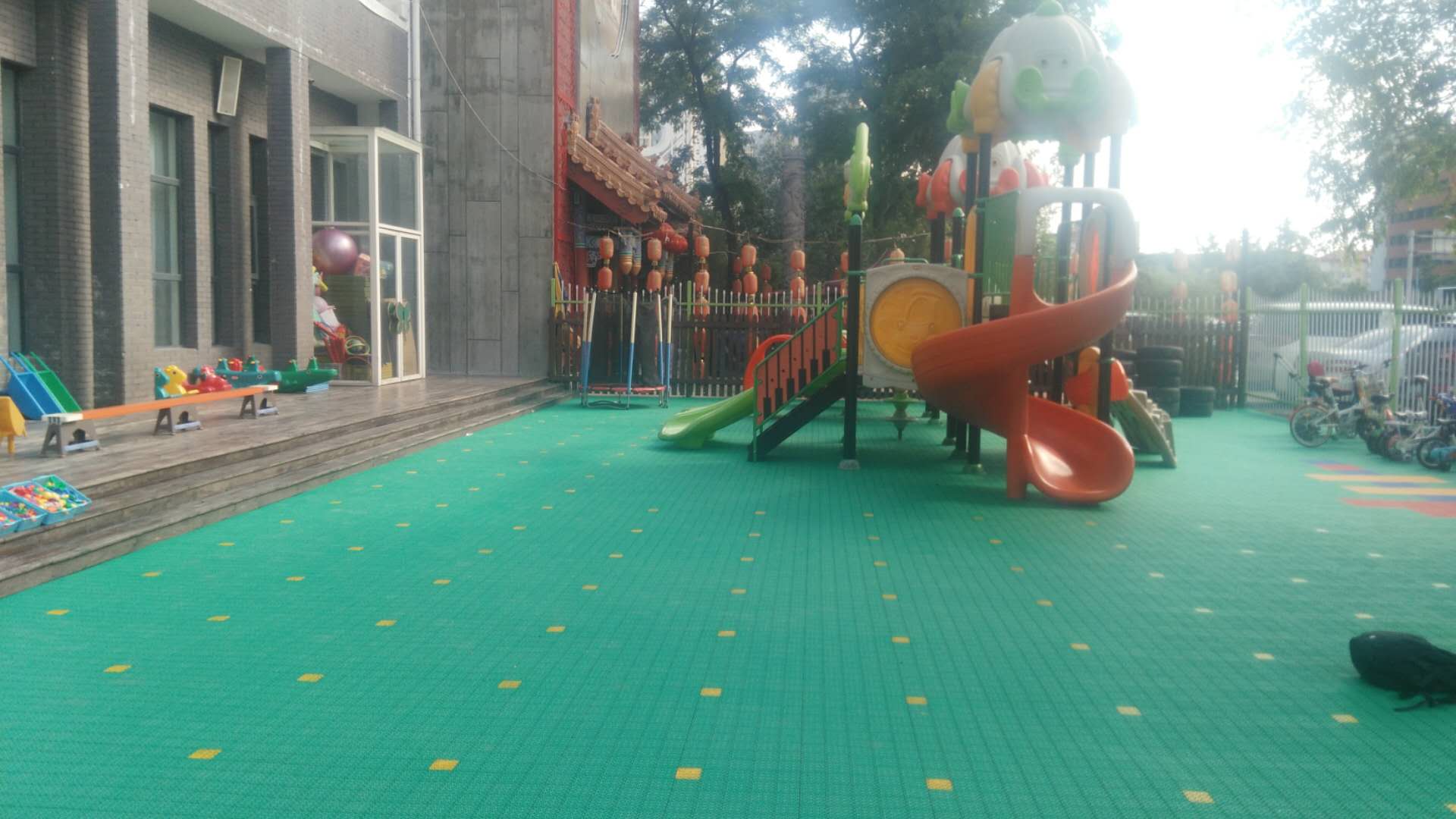 東方龍人國際幼兒園室外懸浮拼裝地板項目順利完工！