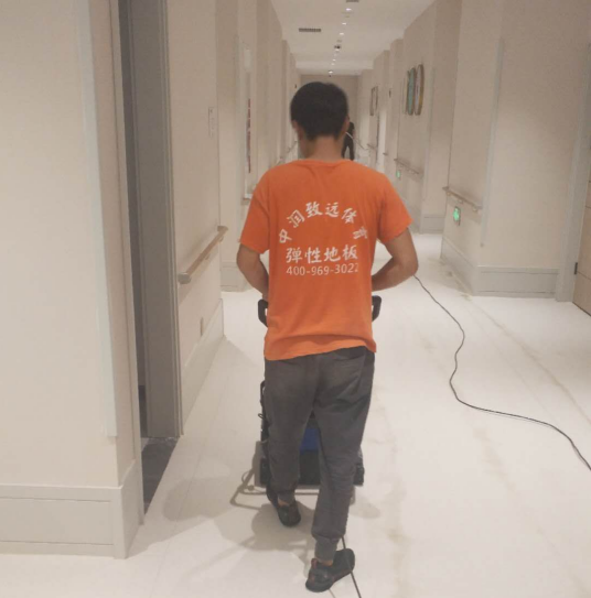 塑膠地板深度清潔讓您辦公車間遠離“暗淡”