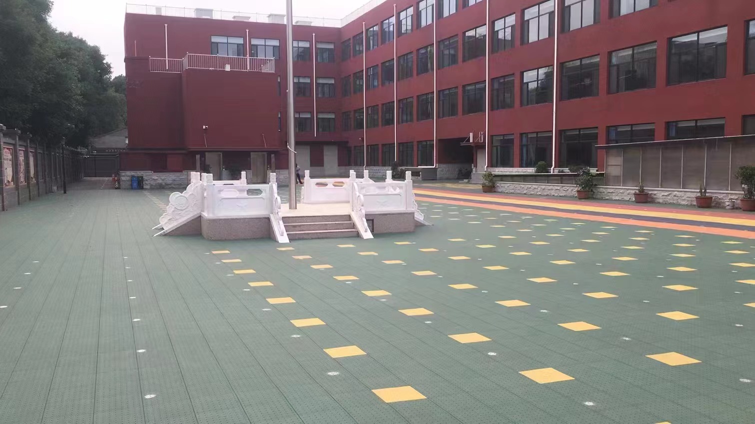 懸浮拼裝地板