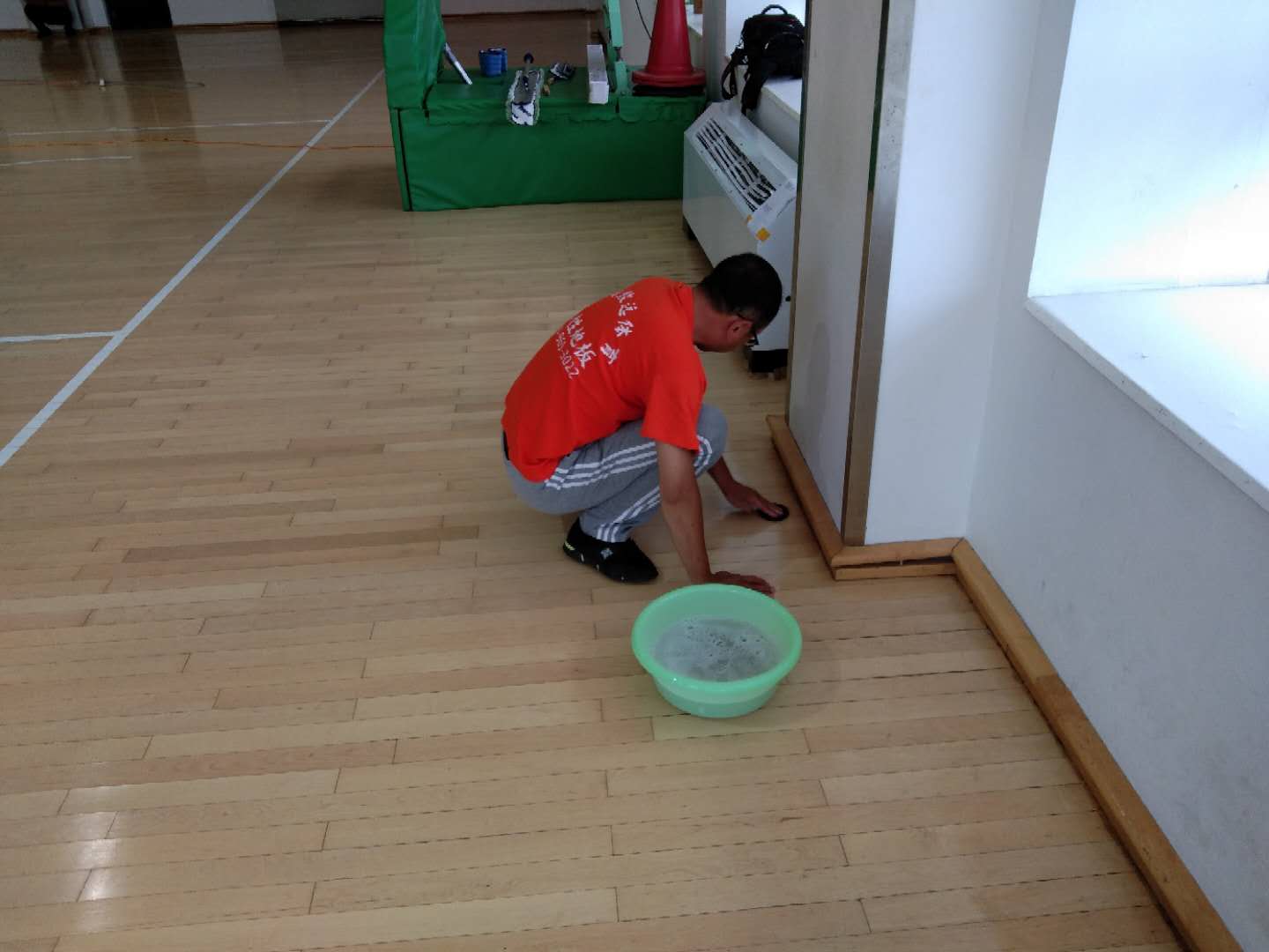中潤致遠運動木地板深度清潔